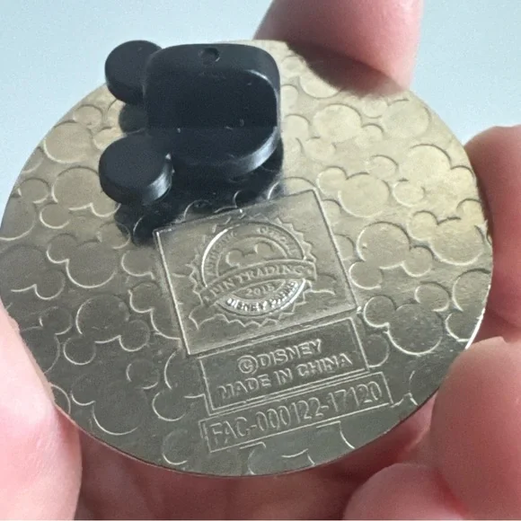 Disney pin 2018 Partners Pin Yearly Dated Walt Disney and Mickey Mouse Statue - Picture 4 of 5